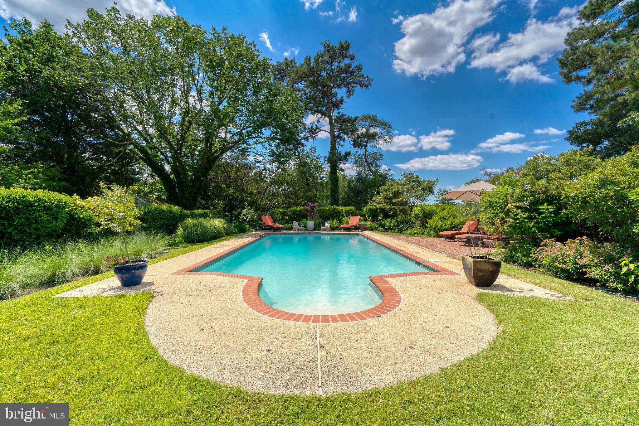 BROAD NECK - Residential