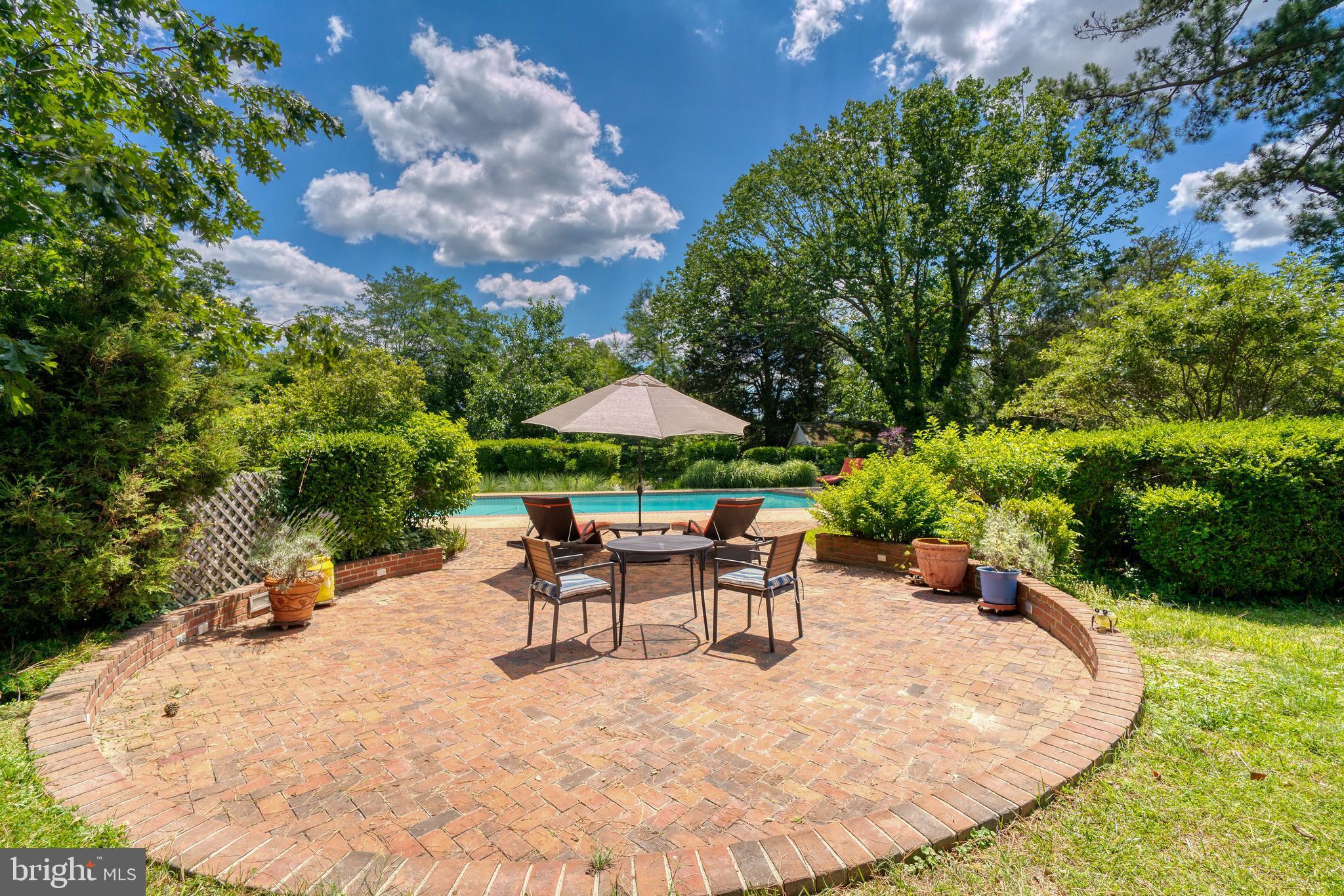 BROAD NECK - Residential