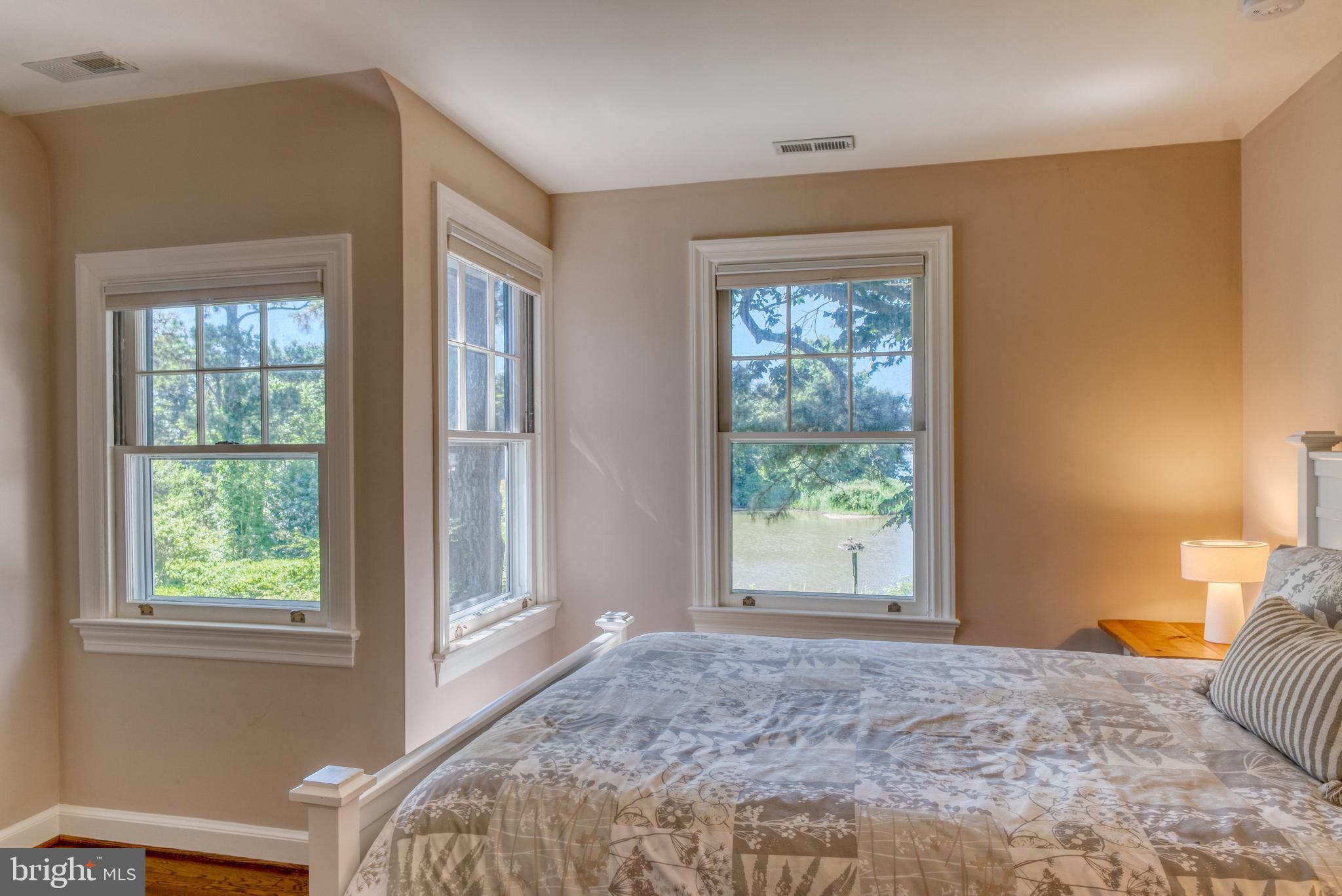 BROAD NECK - Residential