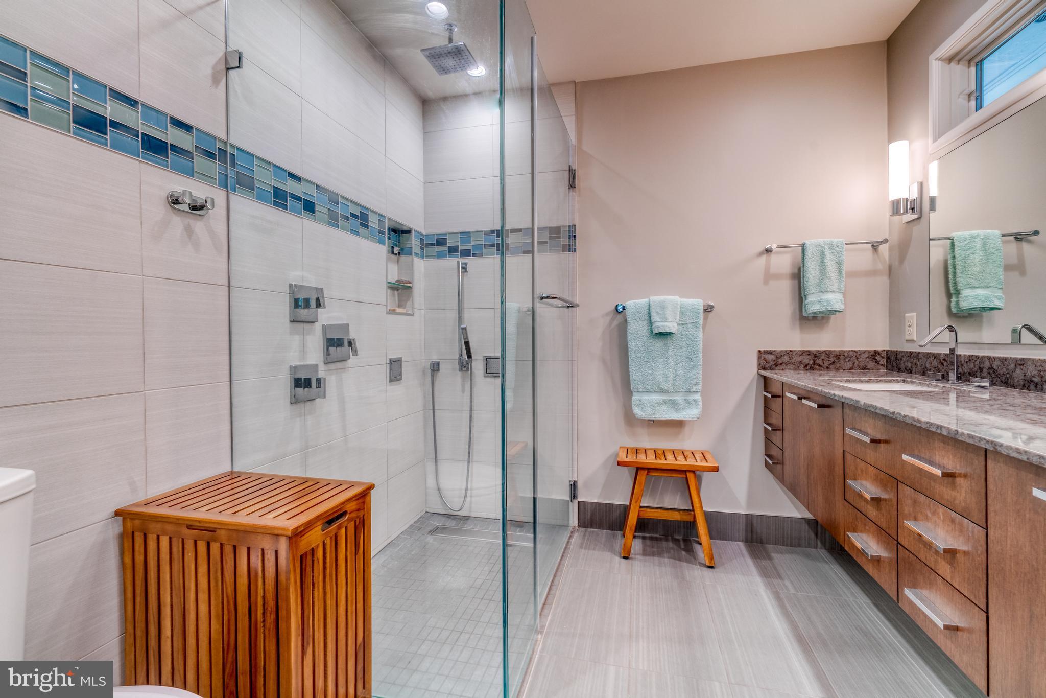 BROAD NECK - Residential