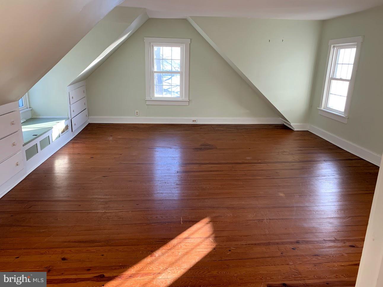 BROAD NECK - Residential