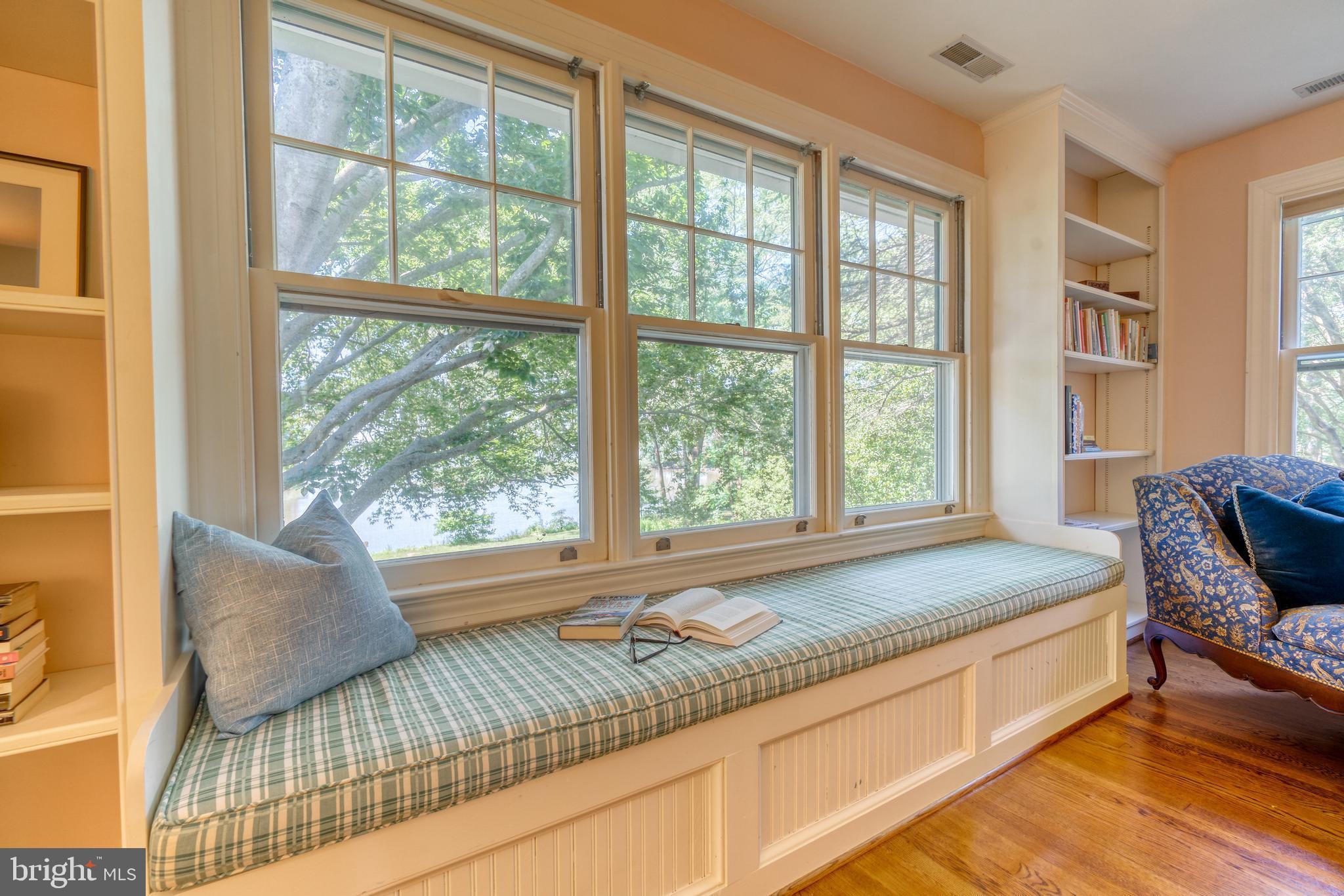 BROAD NECK - Residential