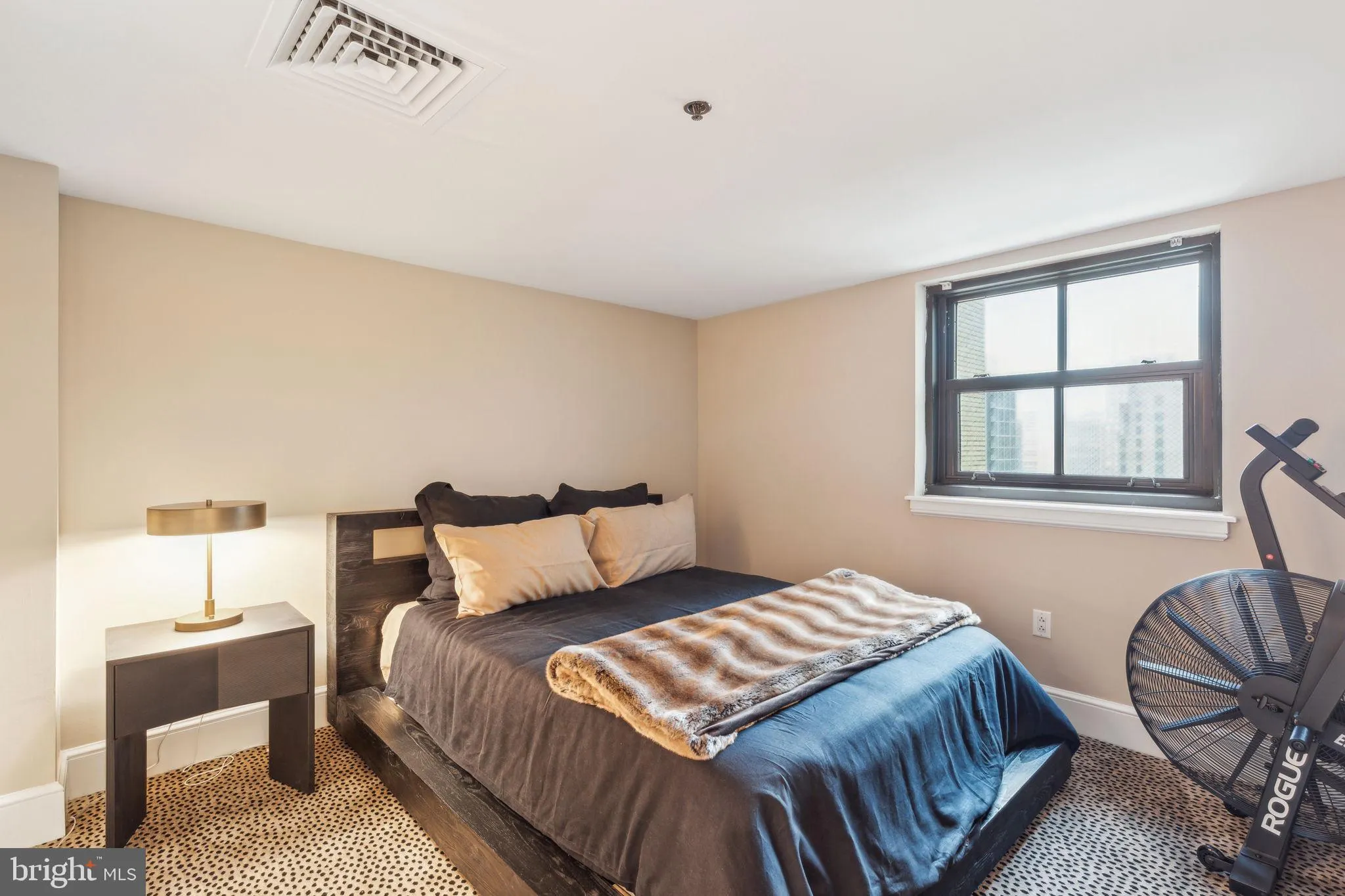 Philadelphia, Pennsylvania 19102, United States, 2 Bedrooms Bedrooms, ,3 BathroomsBathrooms,Residential,Active,215164