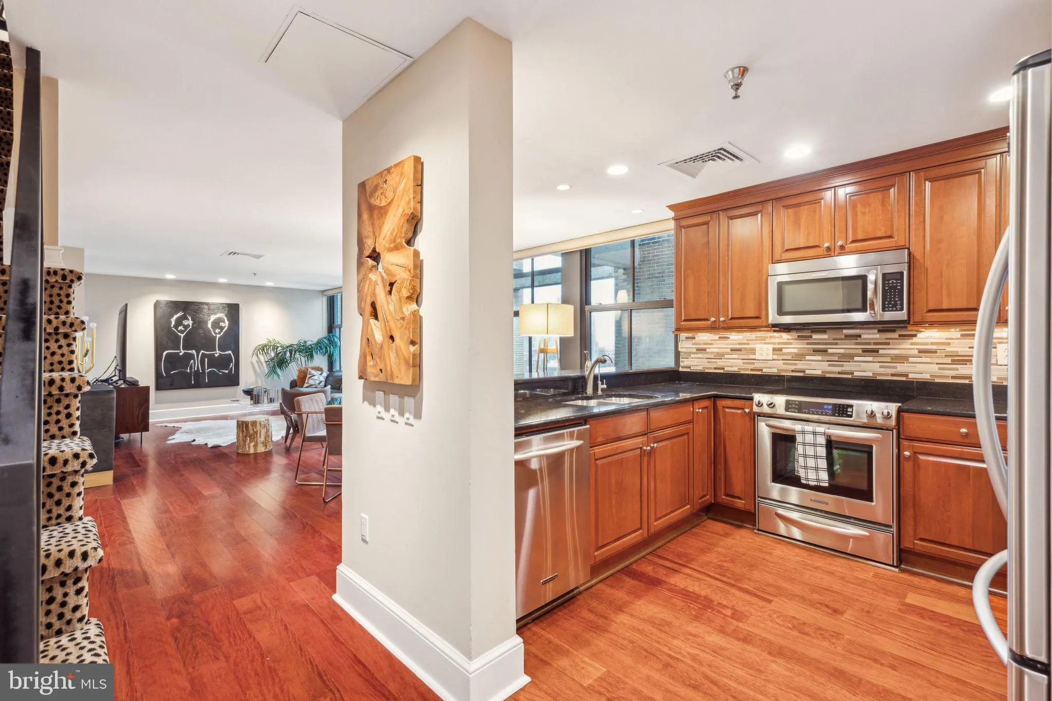 Philadelphia, Pennsylvania 19102, United States, 2 Bedrooms Bedrooms, ,3 BathroomsBathrooms,Residential,Active,215164