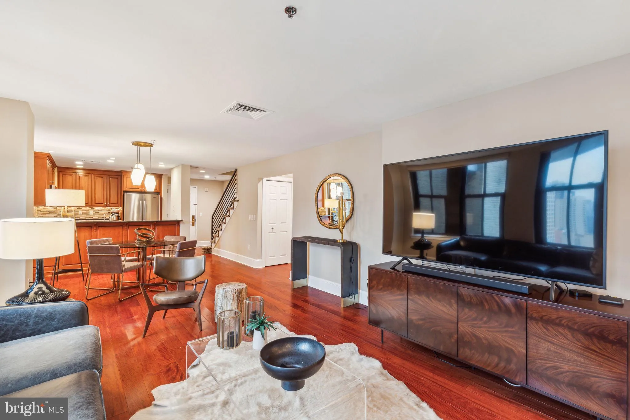 Philadelphia, Pennsylvania 19102, United States, 2 Bedrooms Bedrooms, ,3 BathroomsBathrooms,Residential,Active,215164