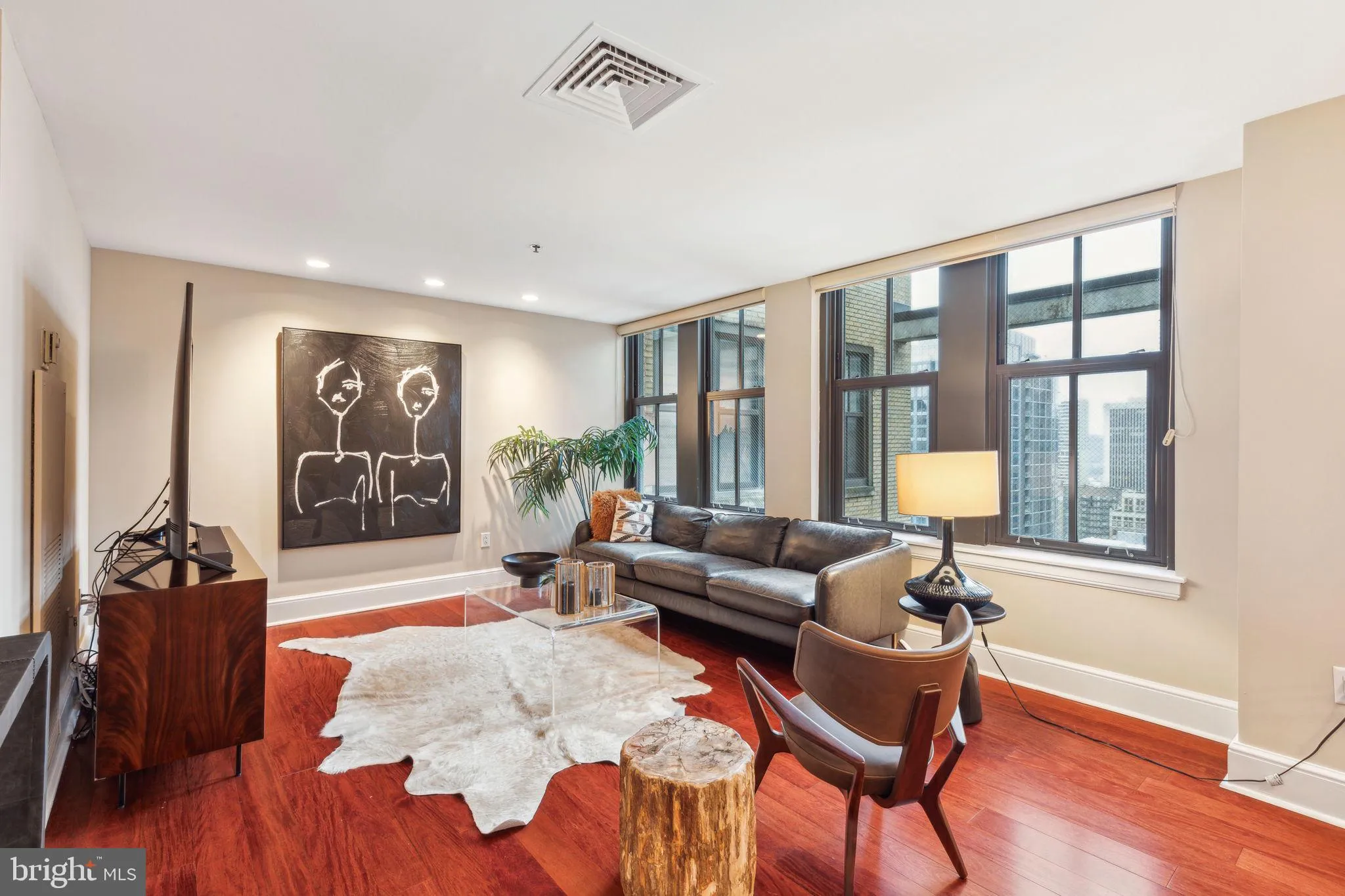 Philadelphia, Pennsylvania 19102, United States, 2 Bedrooms Bedrooms, ,3 BathroomsBathrooms,Residential,Active,215164