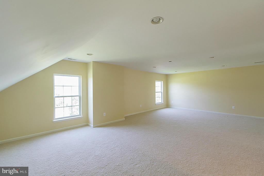 THE LAKES AT MARTINSBURG - Residential Lease