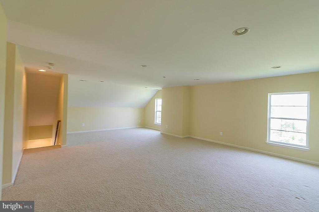 THE LAKES AT MARTINSBURG - Residential Lease