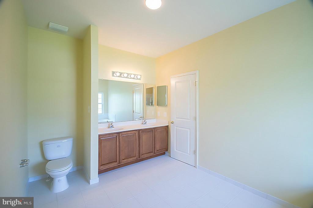 THE LAKES AT MARTINSBURG - Residential Lease