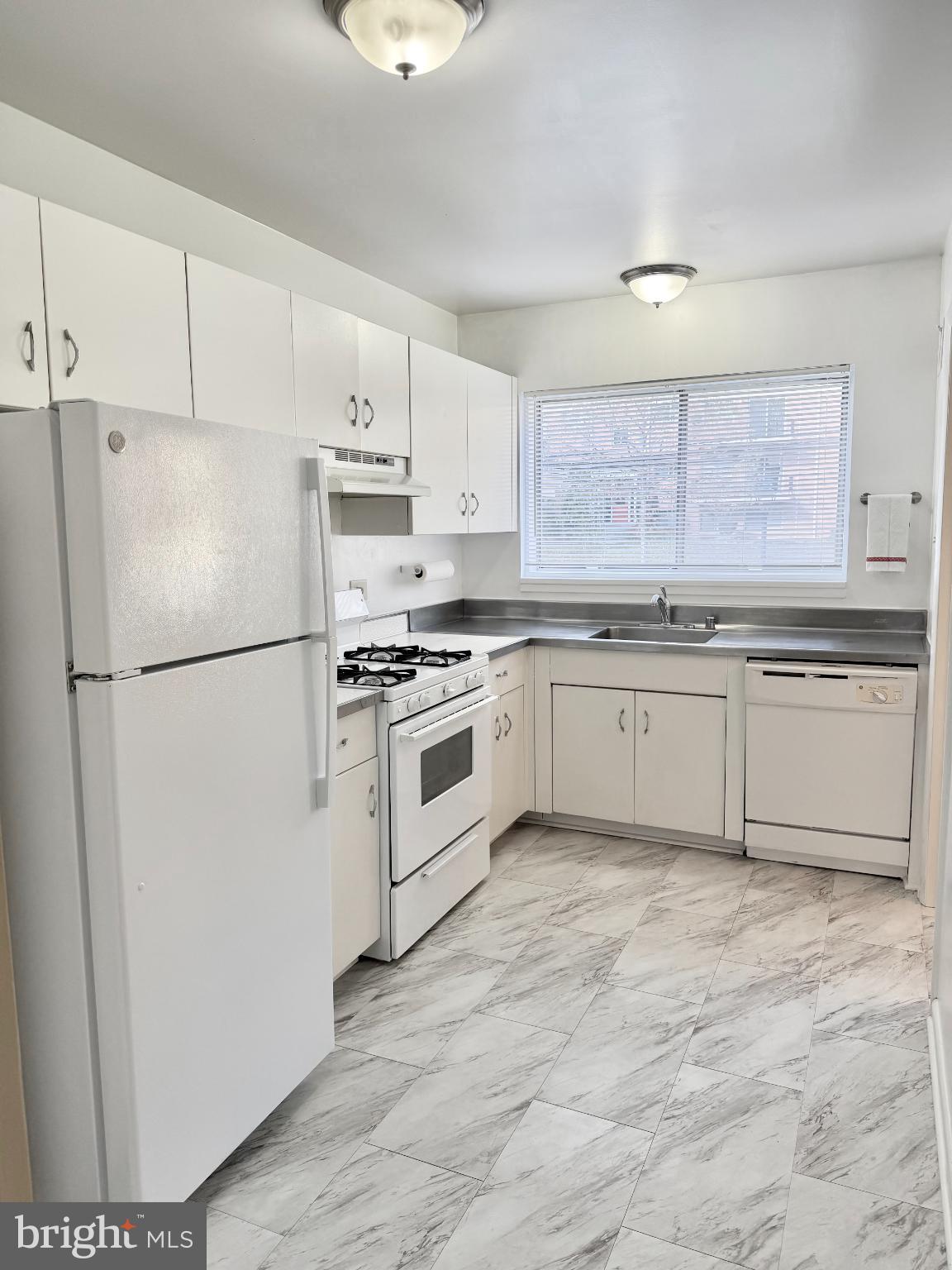 PARKSIDE CONDOMINIUMS - Residential Lease