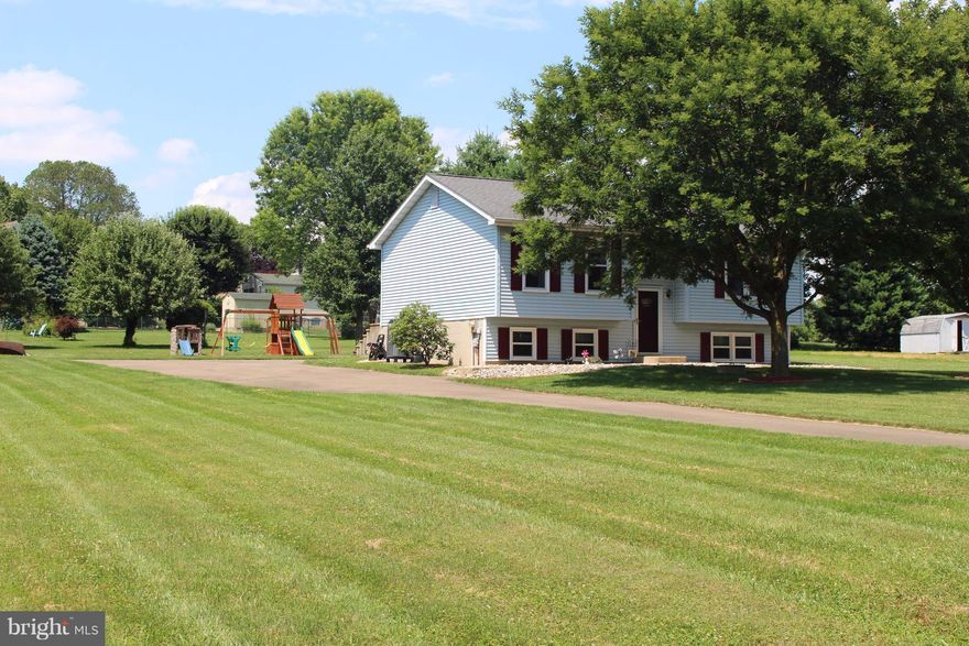 Beautifully maintained home in quiet neighborhood. Very well kept 3 car garage with small interior heated/cooled room. All windows recently replaced by seller. Easy commute to 95 and Route 1.