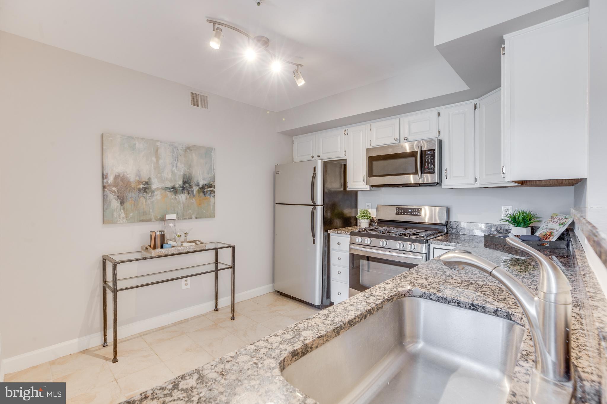 FAIRFIELD HOUSE - Residential