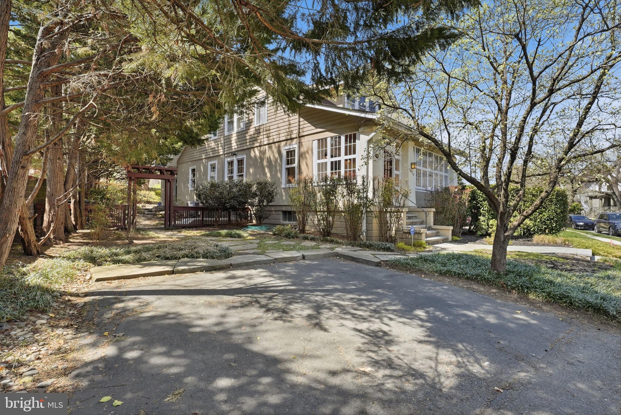 LYON VILLAGE - Residential