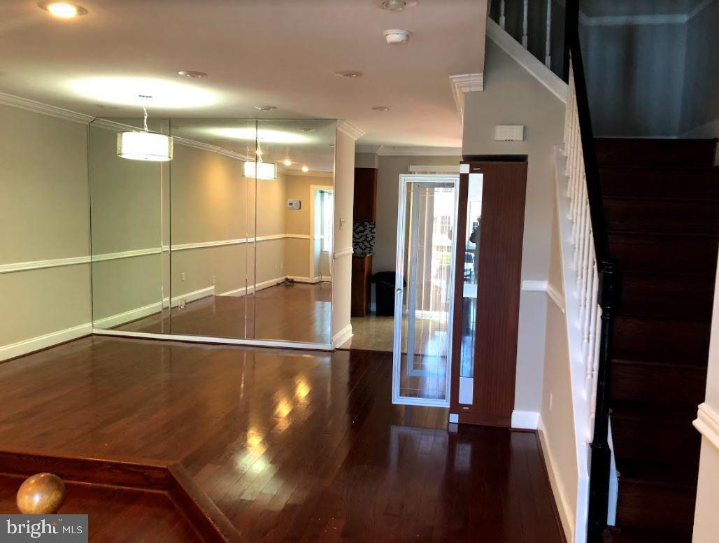 beautiful spacious townhouse; 3 bedrooms with 2 .5 bath ; .
require clean credit report & score 680+
No pet allowed. Tenant responsible the lawn, water bill,