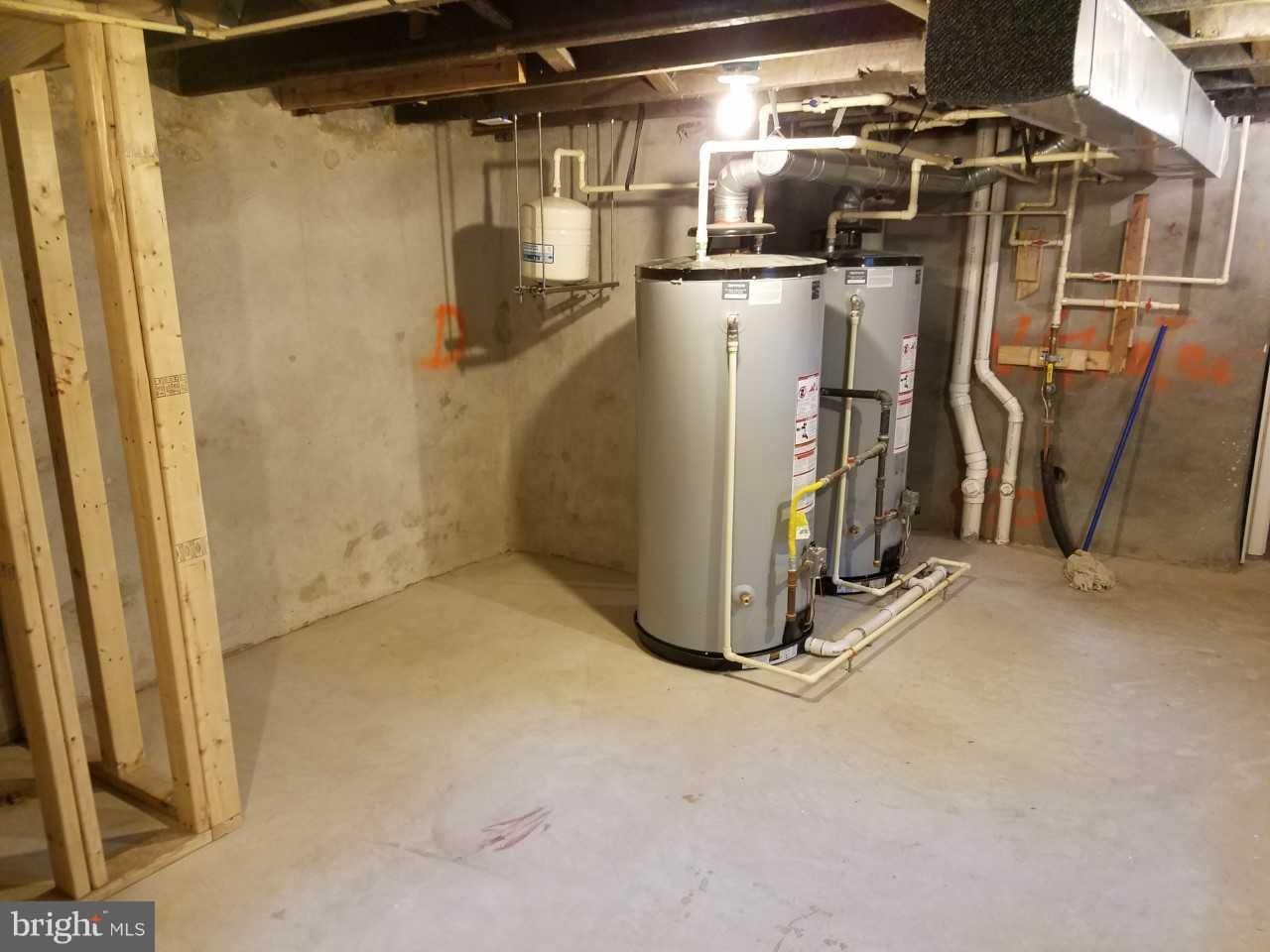 HOLLINS MARKET - Residential Lease