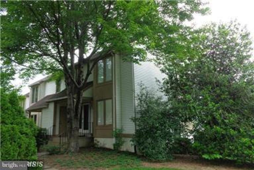 Available 8-1-18. No pets, no smoking, detached garage. Max 2 to qualify. Min 2 year lease. End unit TH with granite counters, SS Appl, Hardwood floors, Separate dining room/patio/deck; Easy access to Rt 50, I-495, near Fair Oaks Hospital, Fair Oaks Mall, FX Corner, etc. Full of natural light. Lower level--in law suite with kitchenette!