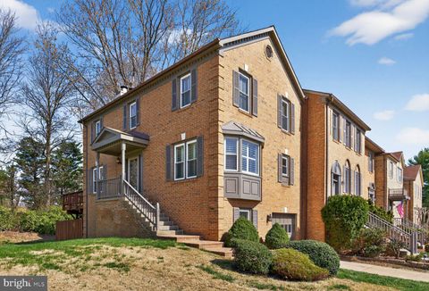Townhouse For Sale - 6587 Zoysia Court<br/> ALEXANDRIA, VA 22312