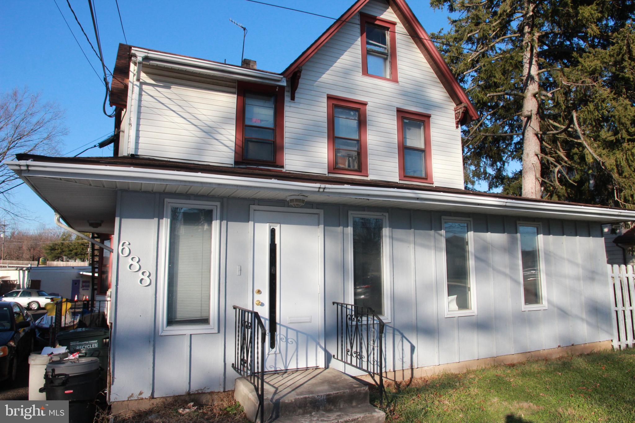 Welcome to a this cozy, recently updated 2-bedroom 1 full bath apartment for rent in Southampton. The
2 bedrooms which are conveniently located next to a full bathroom with standard tub/shower. The property offers off street parking with spots available for 2 cars. This property is conveniently located close to shopping and within minutes of Route 1, 95 and the Pennsylvania Turnpike. Schedule a showing today as this property won't last long!