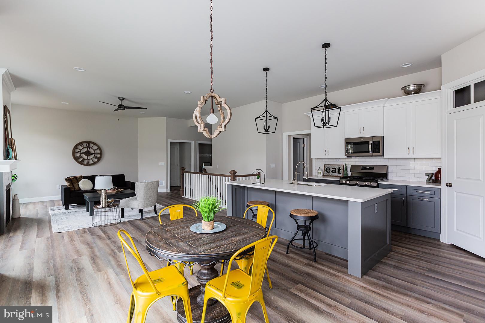 LAKESIDE VILLAS - Residential