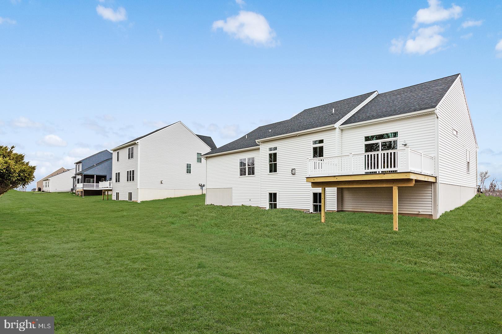 LAKESIDE VILLAS - Residential