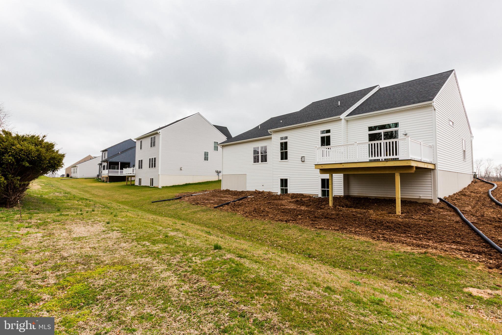 LAKESIDE VILLAS - Residential