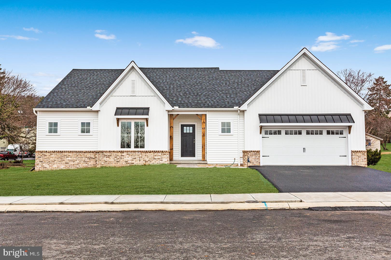 LAKESIDE VILLAS - Residential