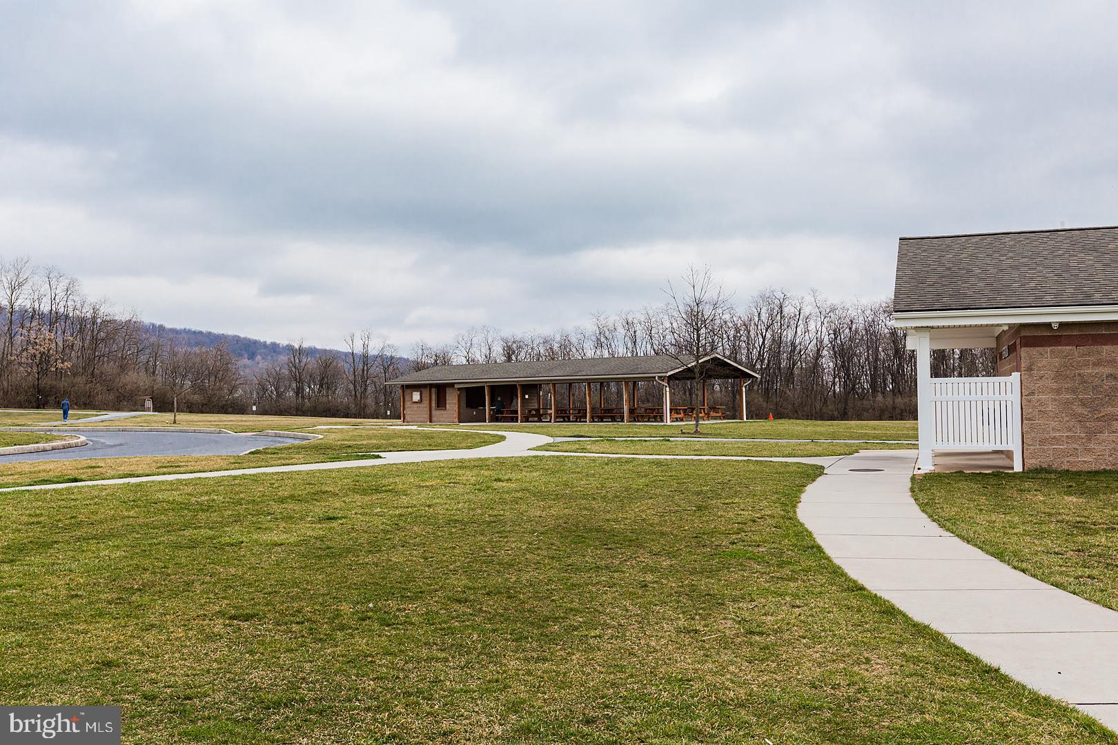 LAKESIDE VILLAS - Residential