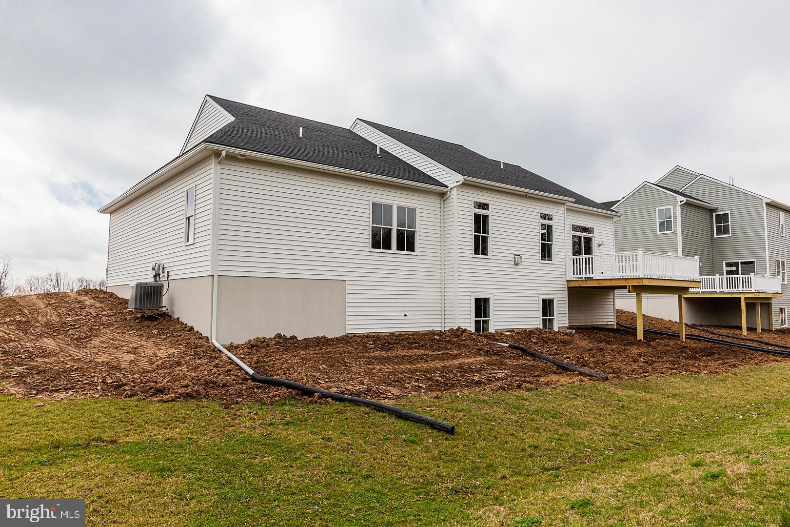 LAKESIDE VILLAS - Residential