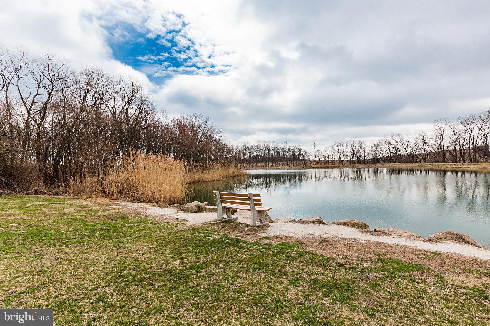 LAKESIDE VILLAS - Residential