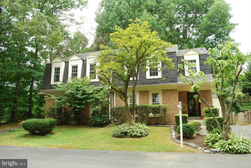 Stunning-Bright End-Unit: Renovated 3.5 Baths, Gourmet Kitchen w/New Cabinets/Granite Countertops w/Breakfast Bar.  Newer Appliances, Hardwoods-Main-Level, Freshly Painted Exterior, New Light Fixtures. Master Bedroom w/Walk-in Closet; Private Bath.  LLVL: Rec Room, Office, Full Bath & Laundry Room.  Largest Lot: Backing to Trees: Fenced Backyard, Slate Patio-Hot Tub