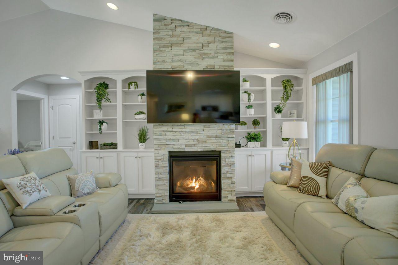 VILLAGE GREEN - Residential