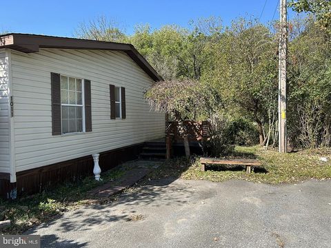 1011 VALLEY COURT HAMBURG PA 19526