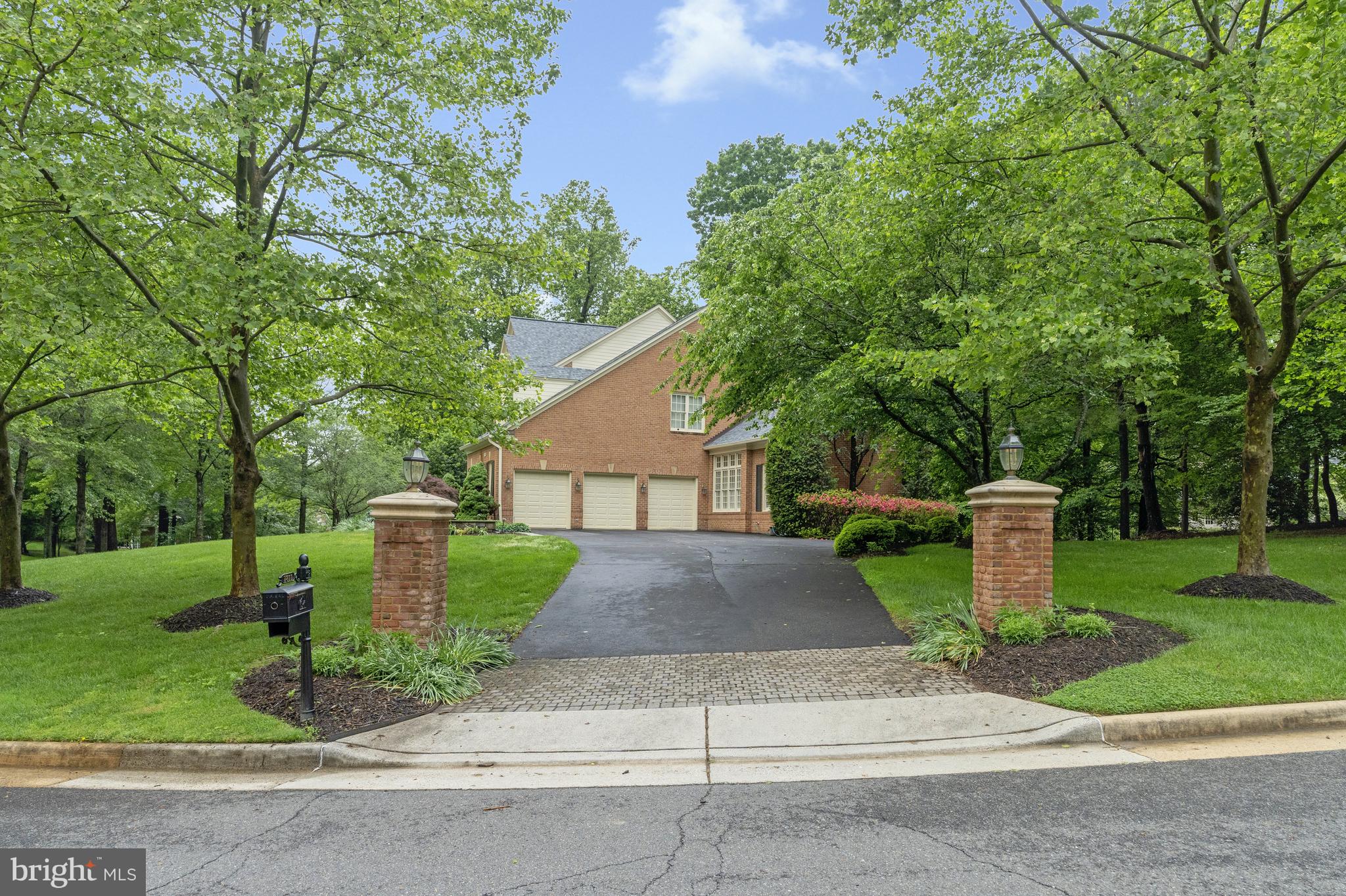 7811 CROWNHURST COURT