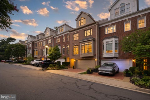 Townhouse For Sale - 1719 22nd Court<br/> ARLINGTON, VA 22209