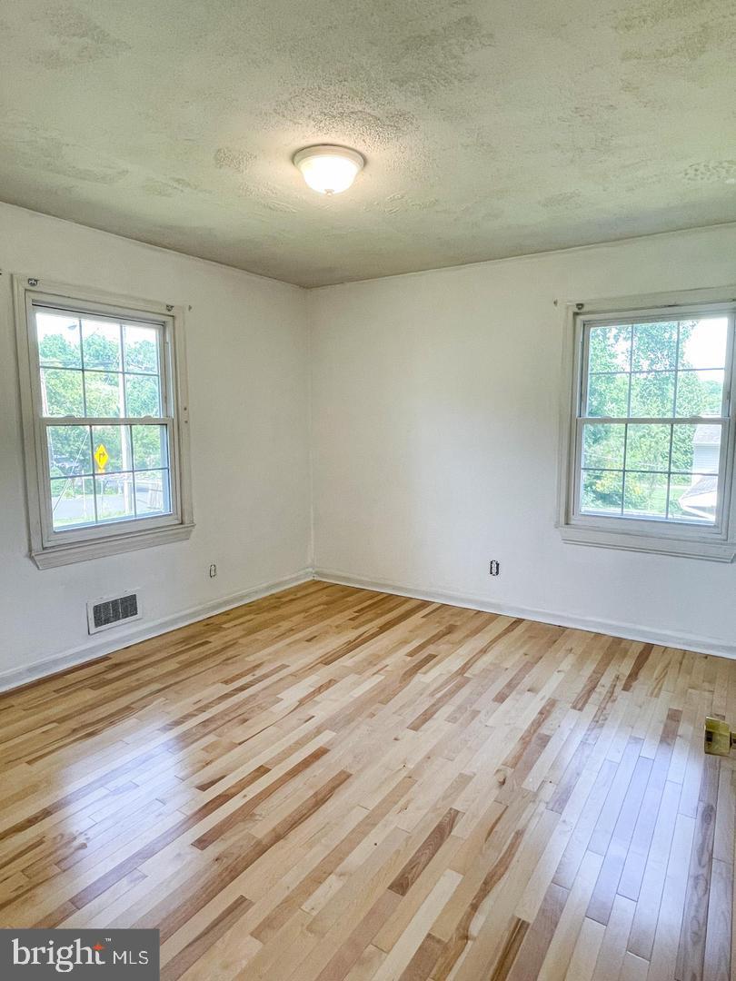 FAIRFAX ACRES - Residential Lease