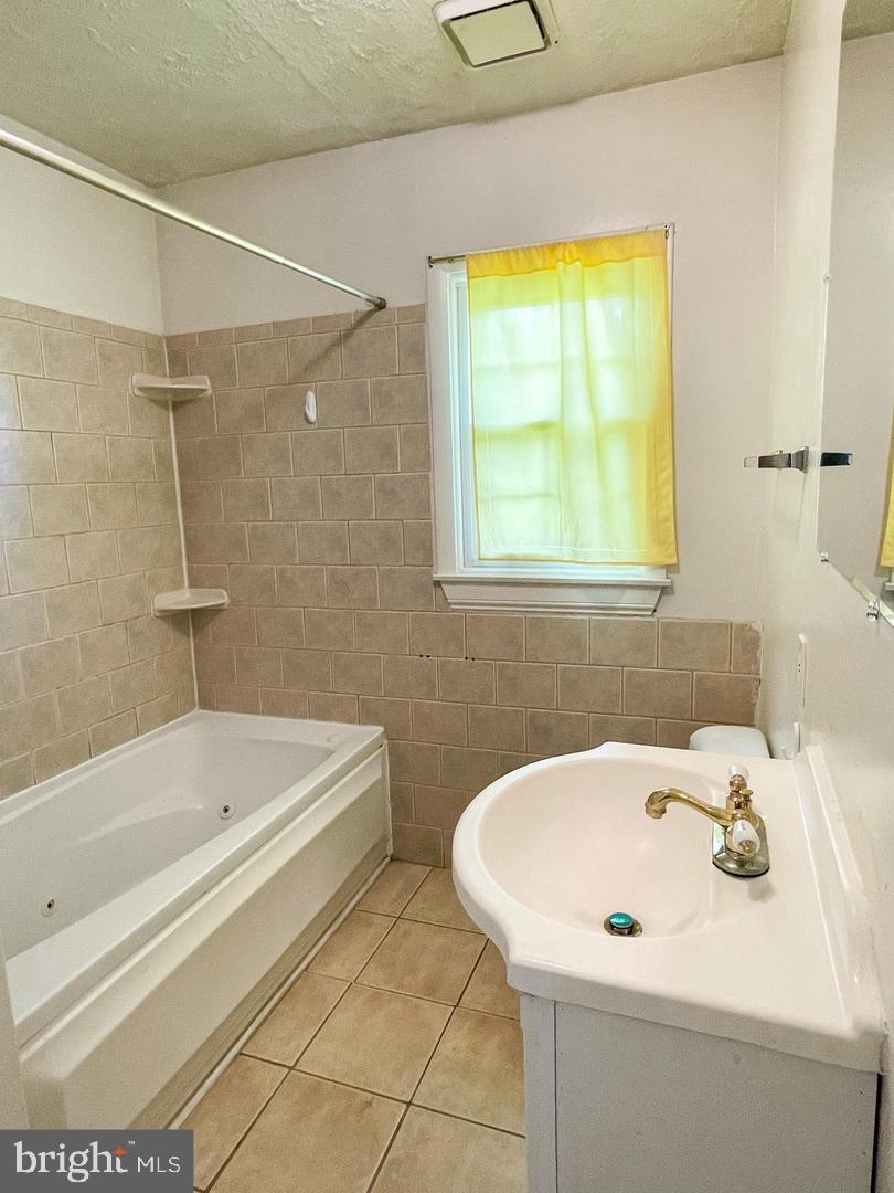 FAIRFAX ACRES - Residential Lease