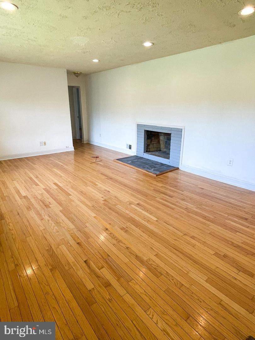 FAIRFAX ACRES - Residential Lease