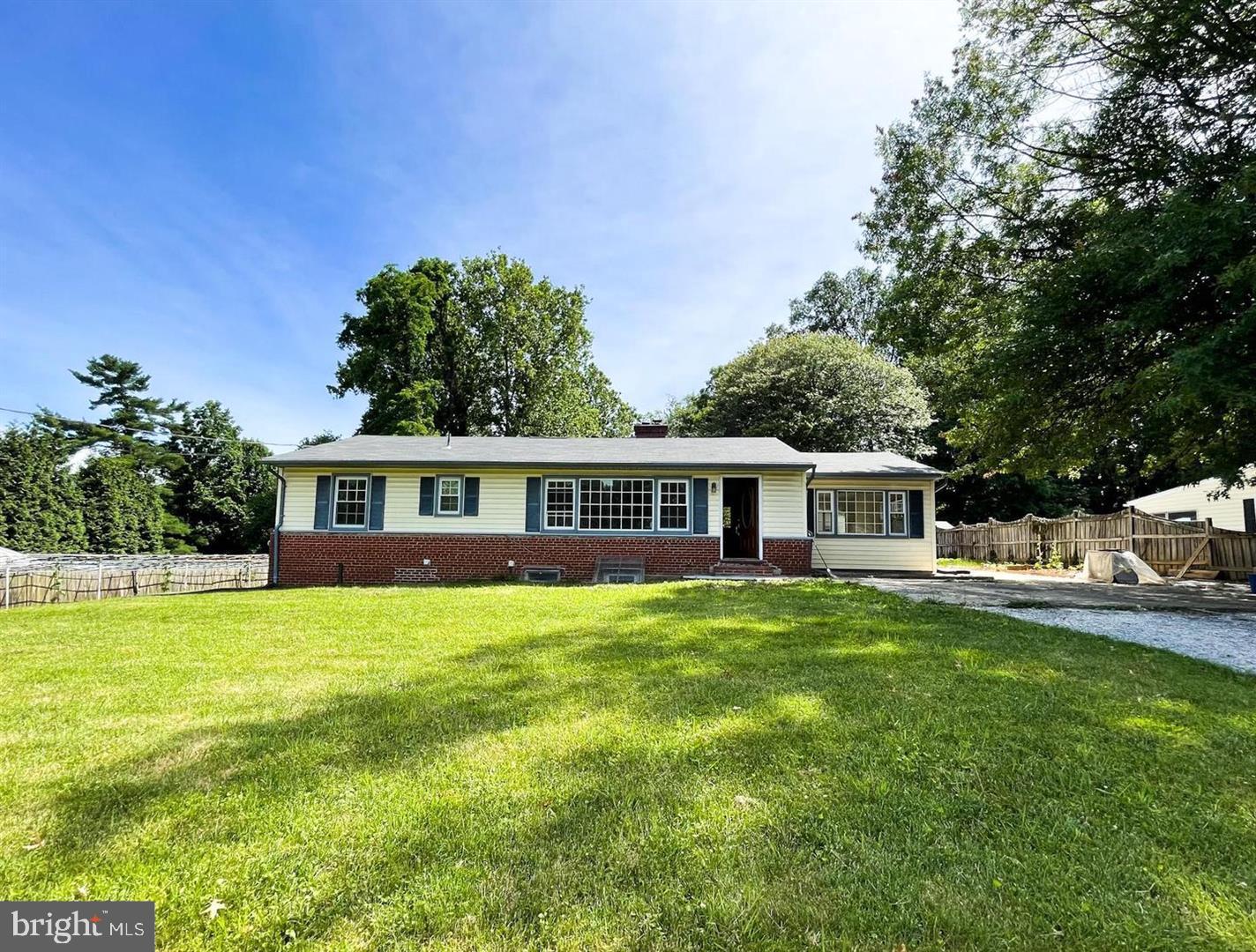 FAIRFAX ACRES - Residential Lease