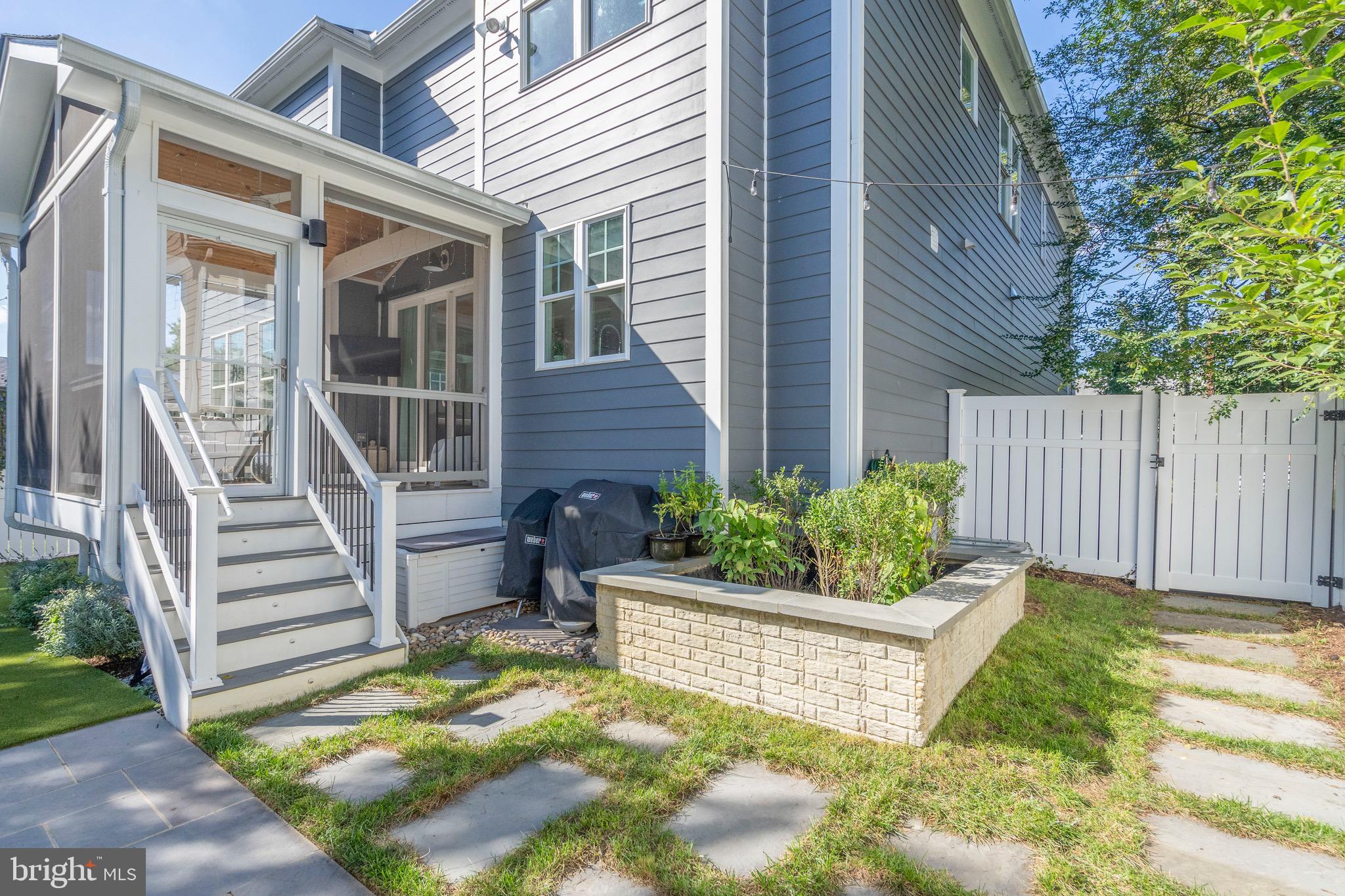 OVER LEE KNOLLS - Residential