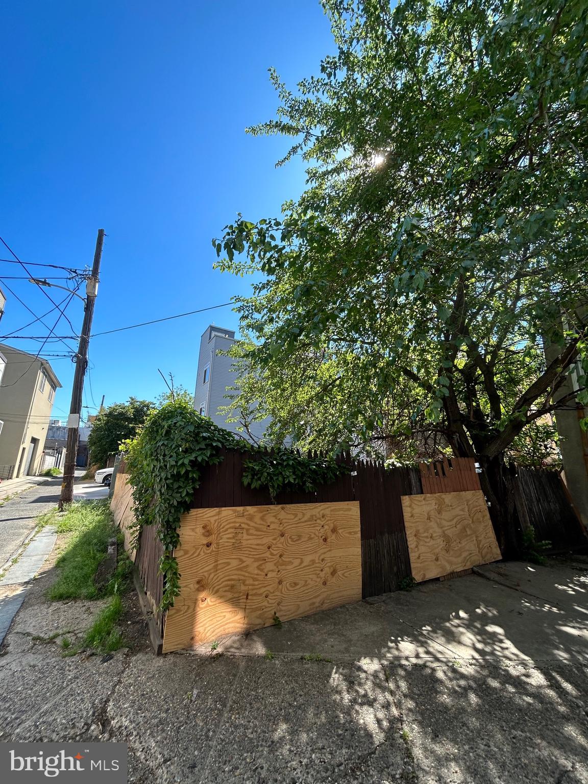 FISHTOWN - Land