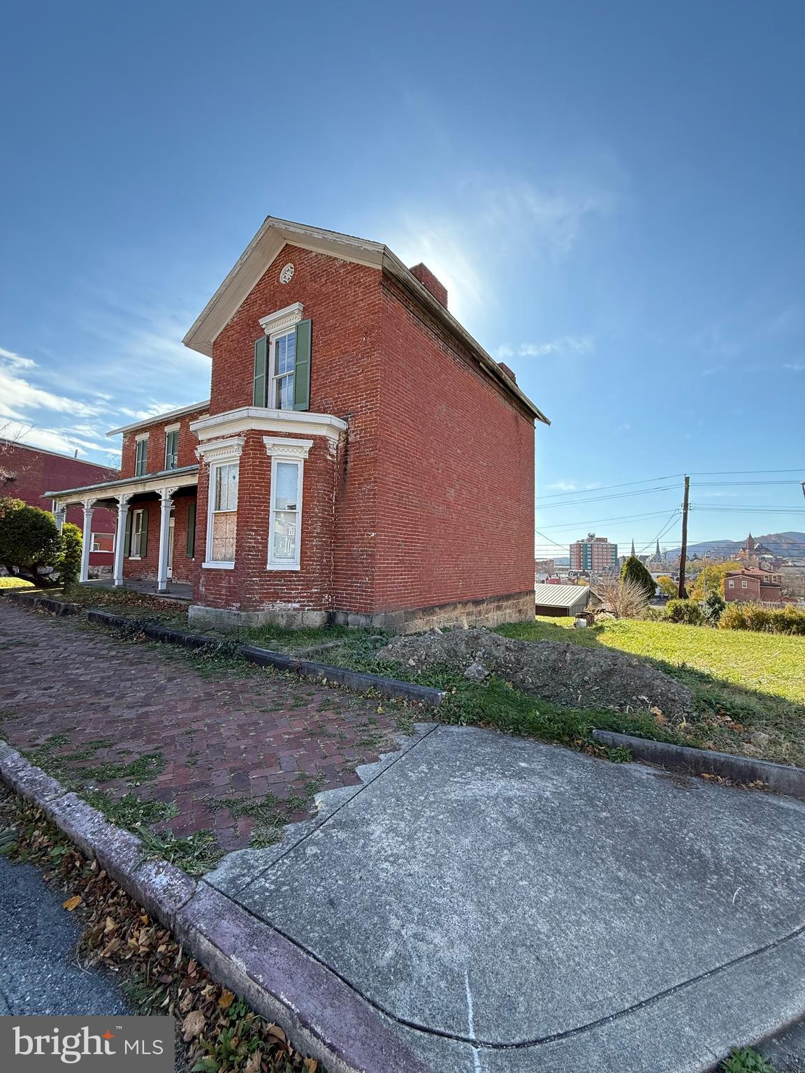 Main image without alt text