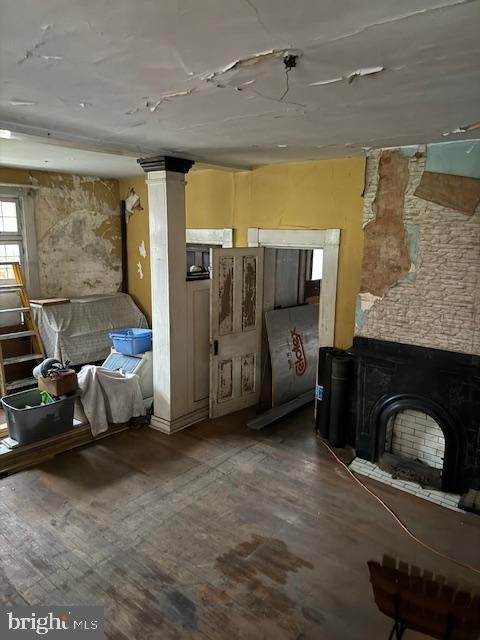 Main image without alt text