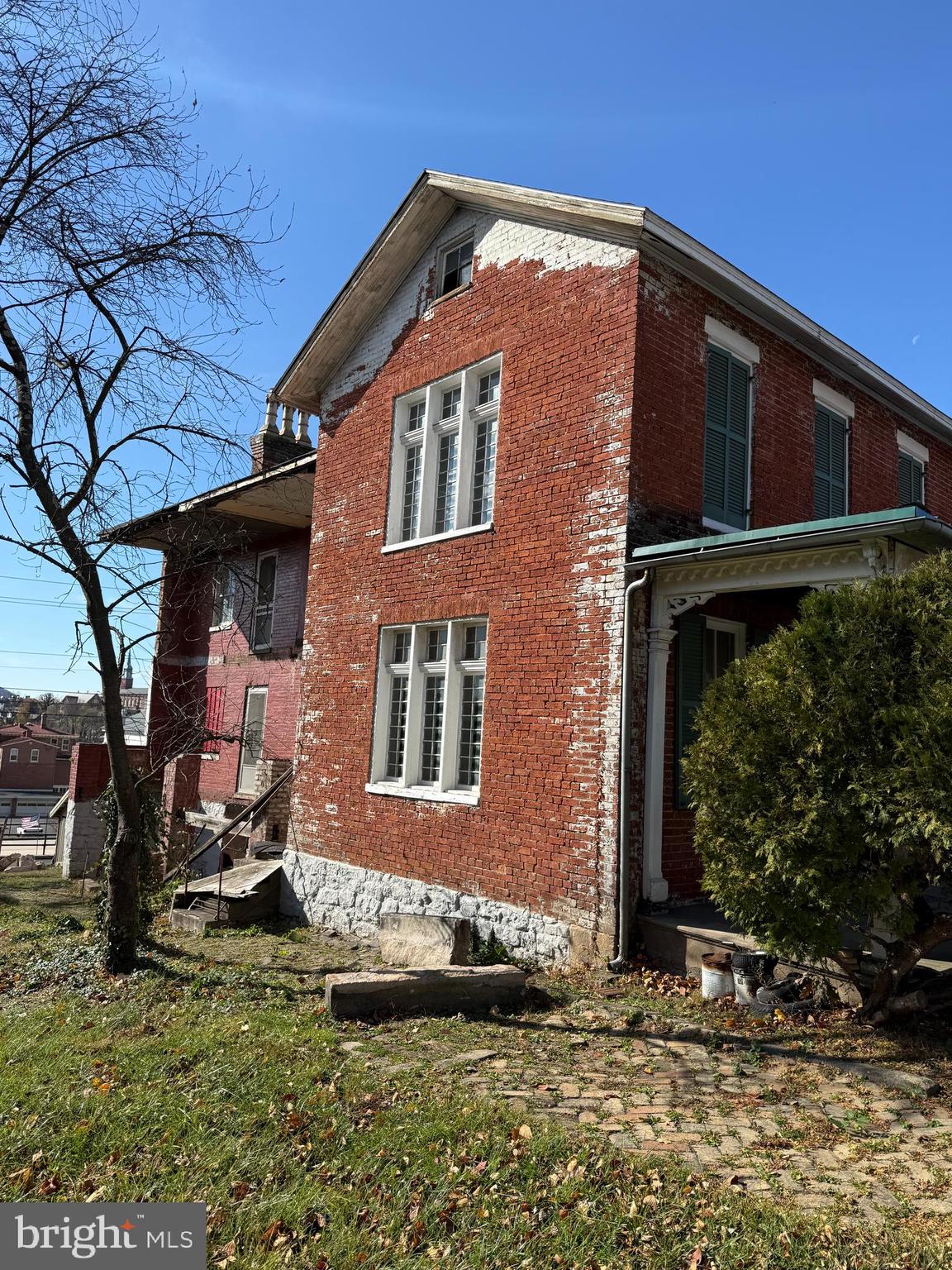 Main image without alt text