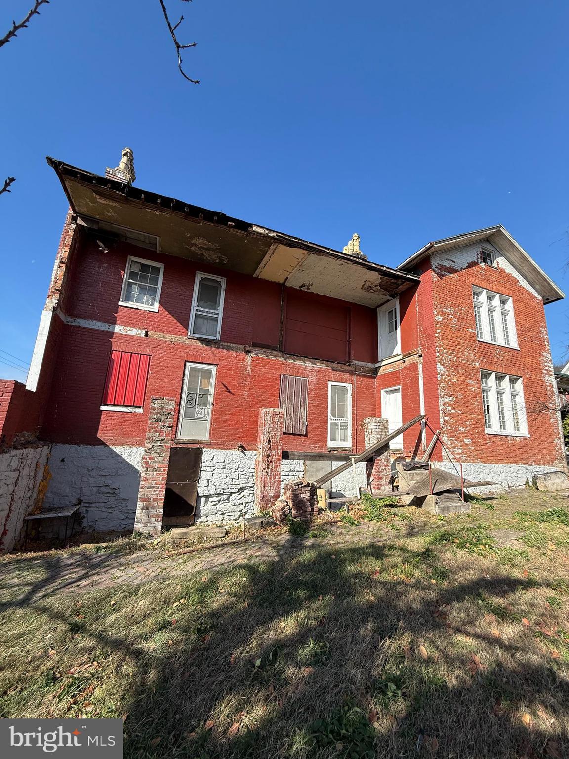 Main image without alt text