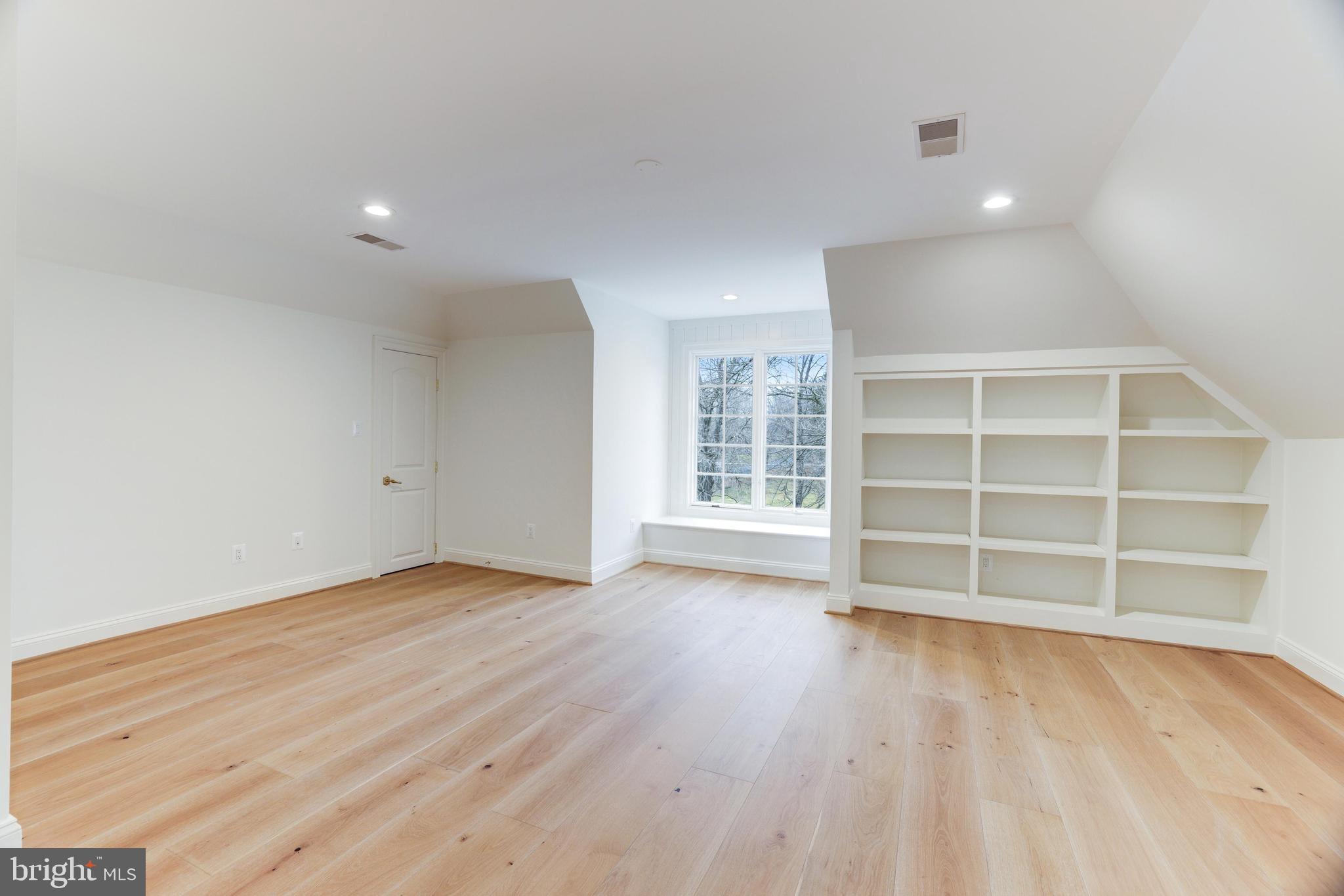 SALONA VILLAGE - Residential