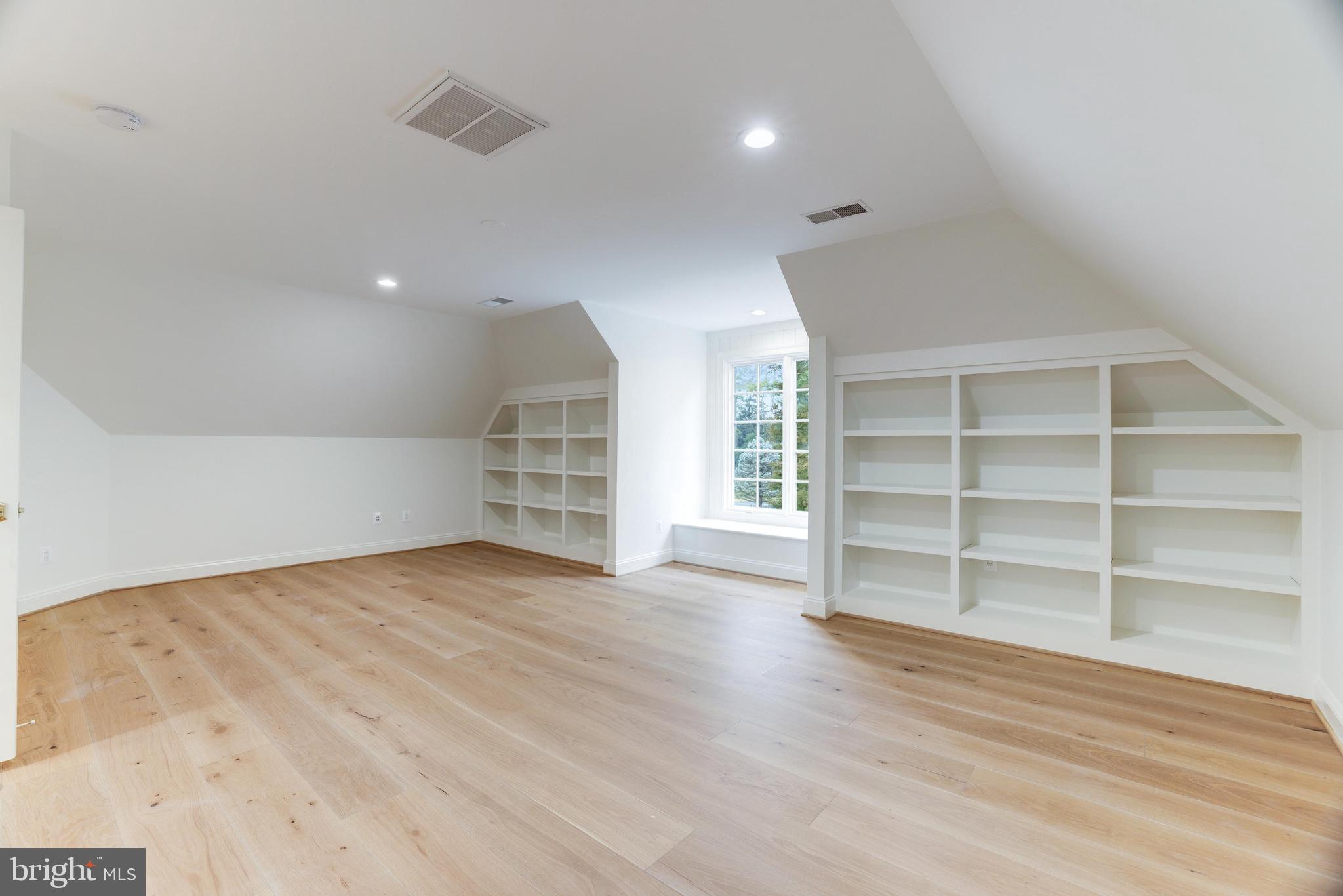 SALONA VILLAGE - Residential