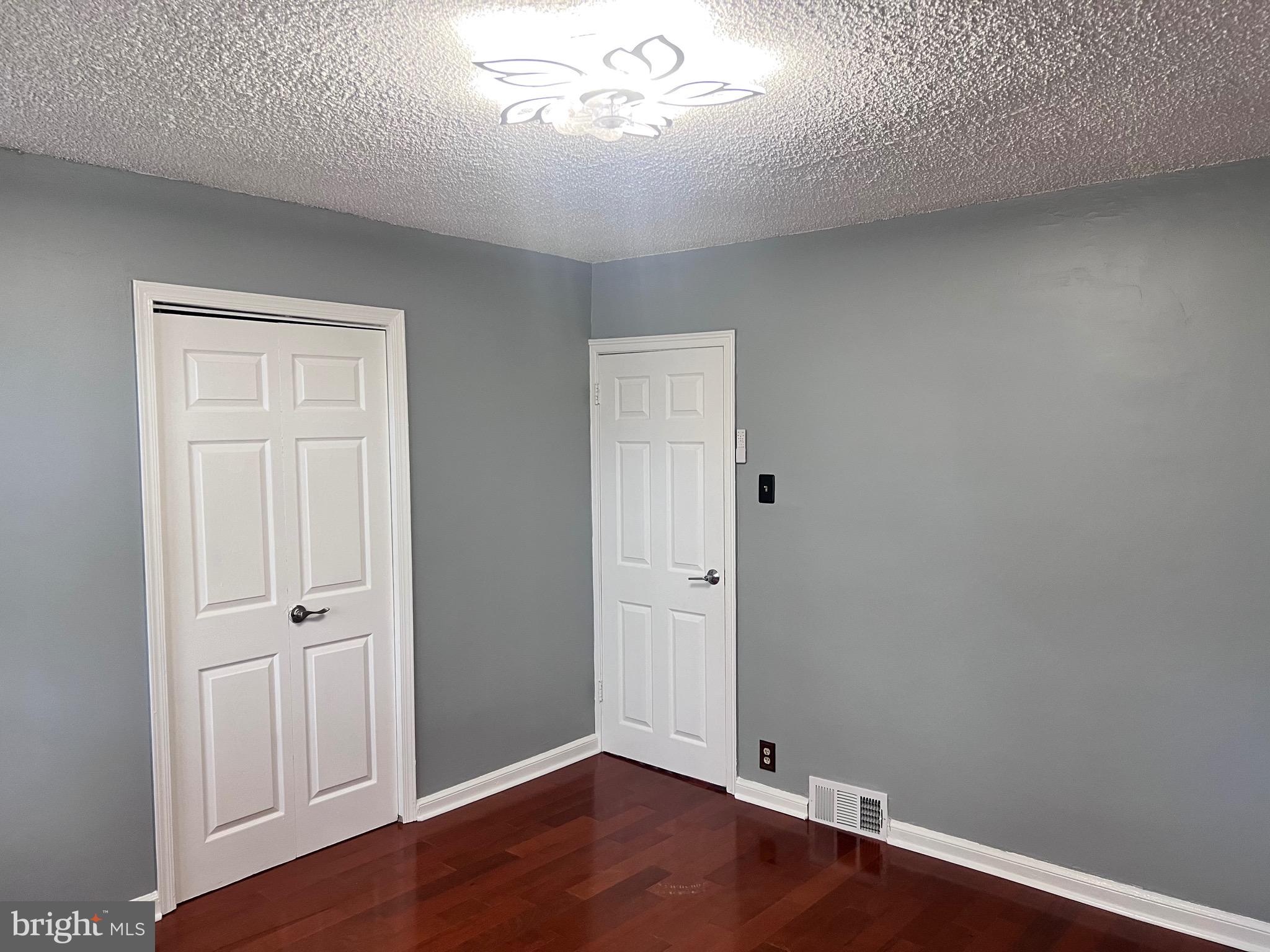 OXFORD CIRCLE - Residential