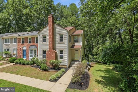 Townhouse For Sale - 10100 Walnut Wood Court<br/> BURKE, VA 22015