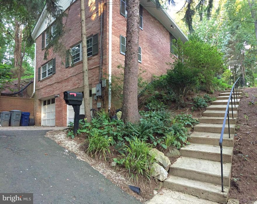 Cul-de-sac Home. Walk down the hill and swim in the calm of a lake every morning before starting your day. Fish, paddle, hike and explore.A dreamy Wolf stove, state-of-the-art kitchen. Deer, huge trees, gardens and trails in your backyard. Only 20 min. from Washington, DC, this lake community teems with possibility. The Owner is occupying a lower level apartment. Share utilities