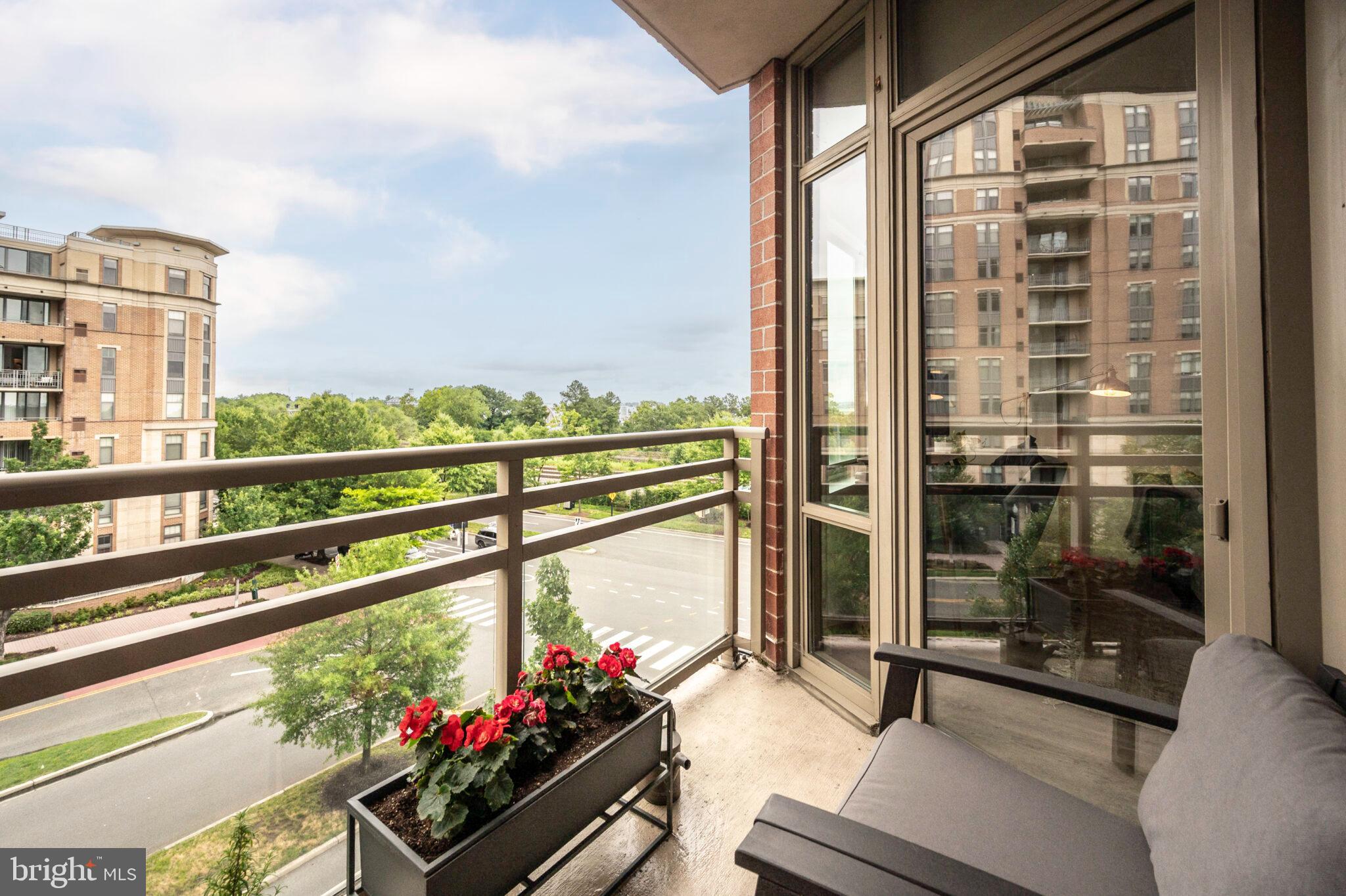 ECLIPSE ON CENTER PARK - Residential